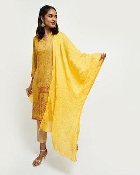 women scrunched dupatta