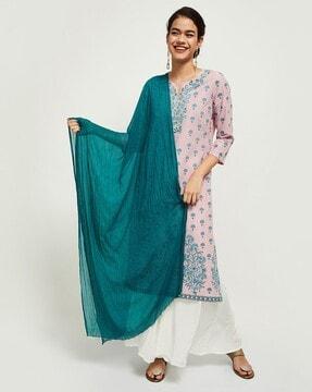 women scrunched dupatta