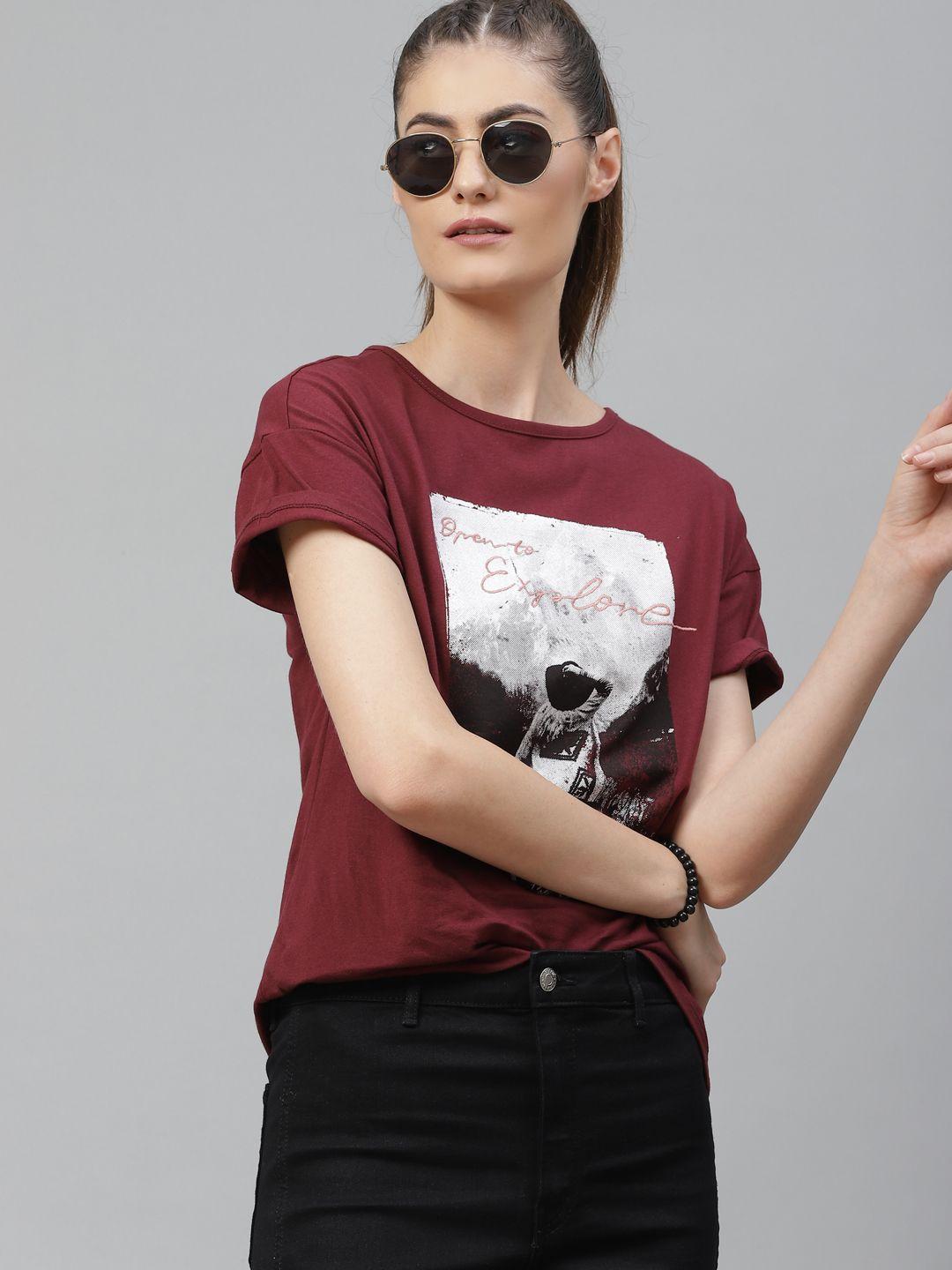 the roadster lifestyle co women maroon & white printed round neck t-shirt