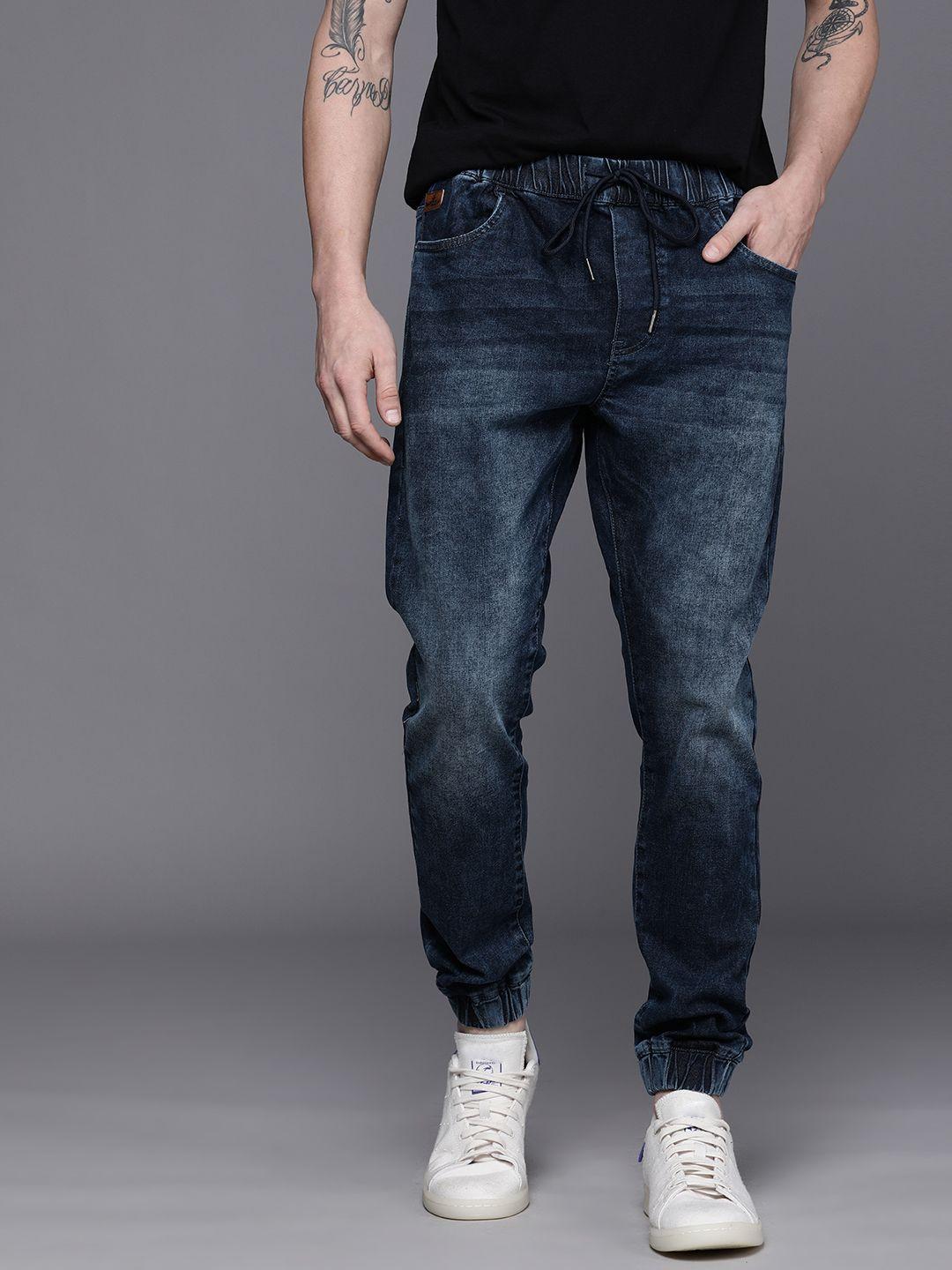 wrogn men blue jogger fit light fade mid-rise stretchable jogger jeans