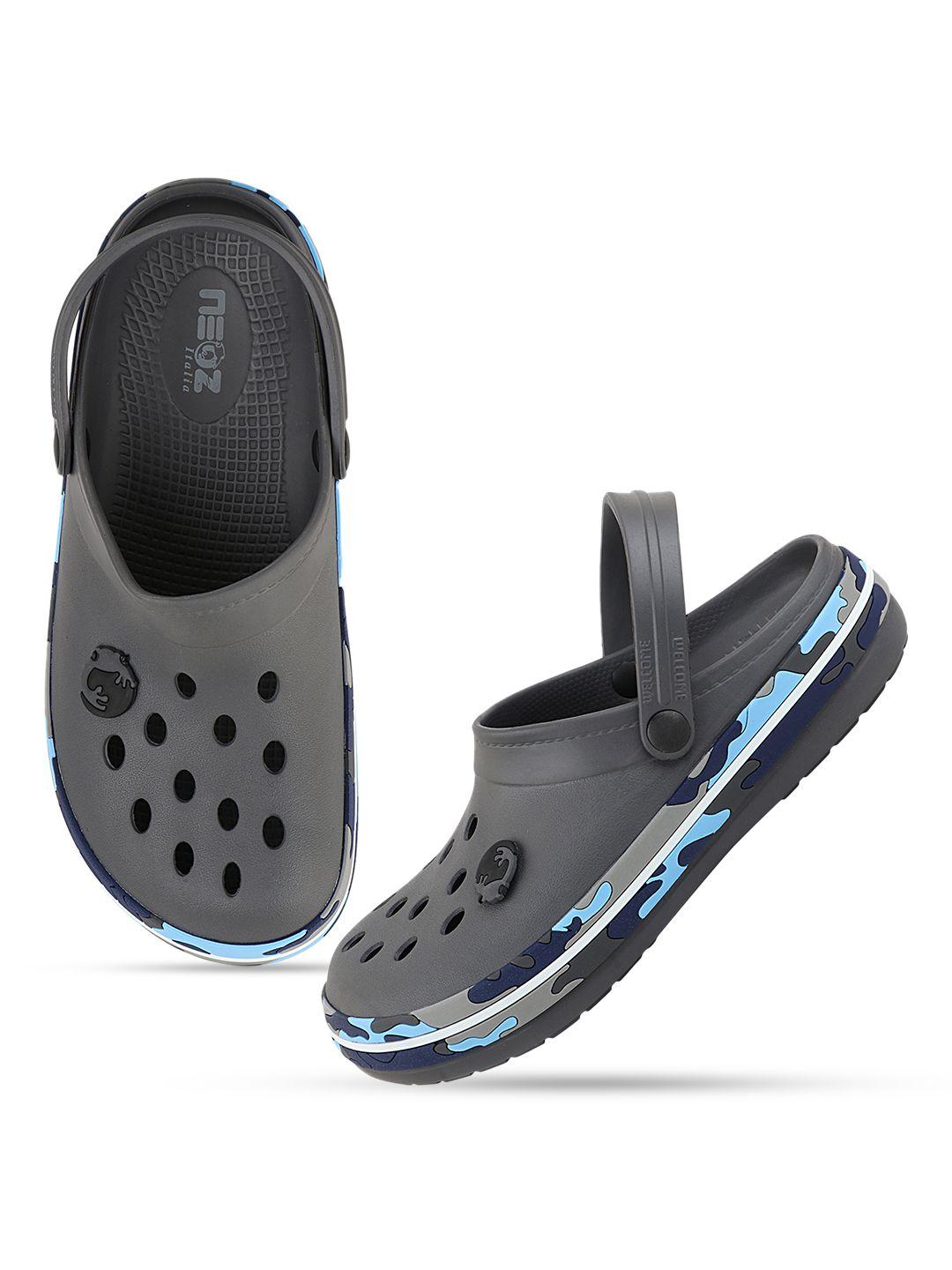 neoz men grey & blue printed rubber clogs