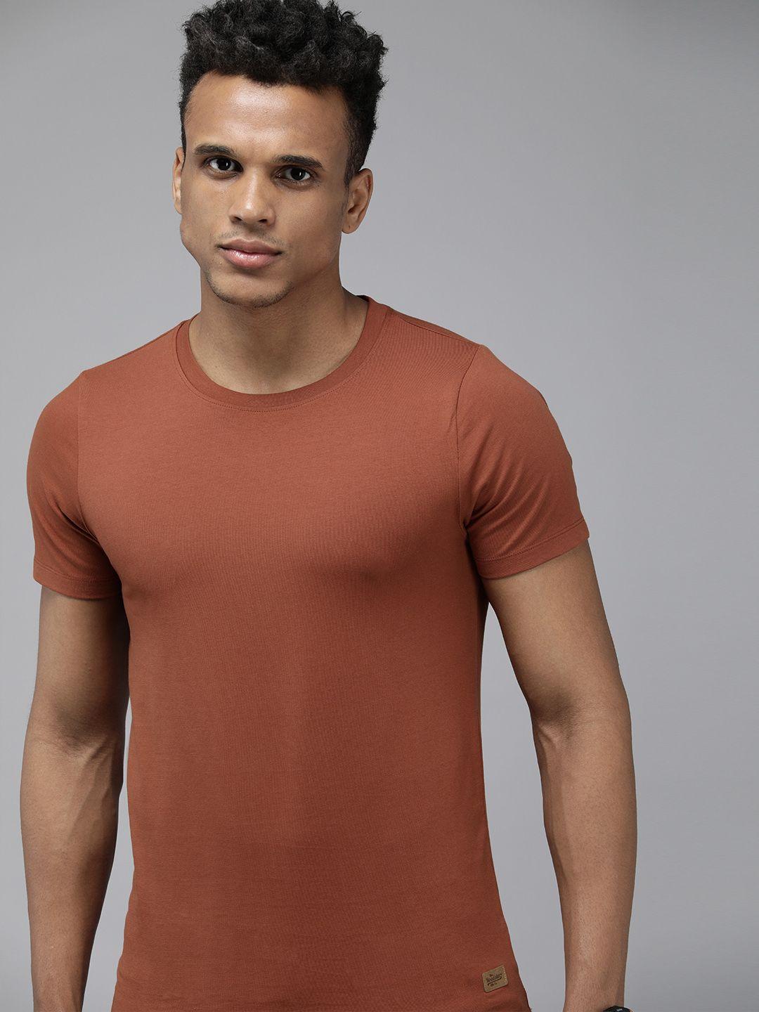 roadster men rust solid muscle fit t-shirt