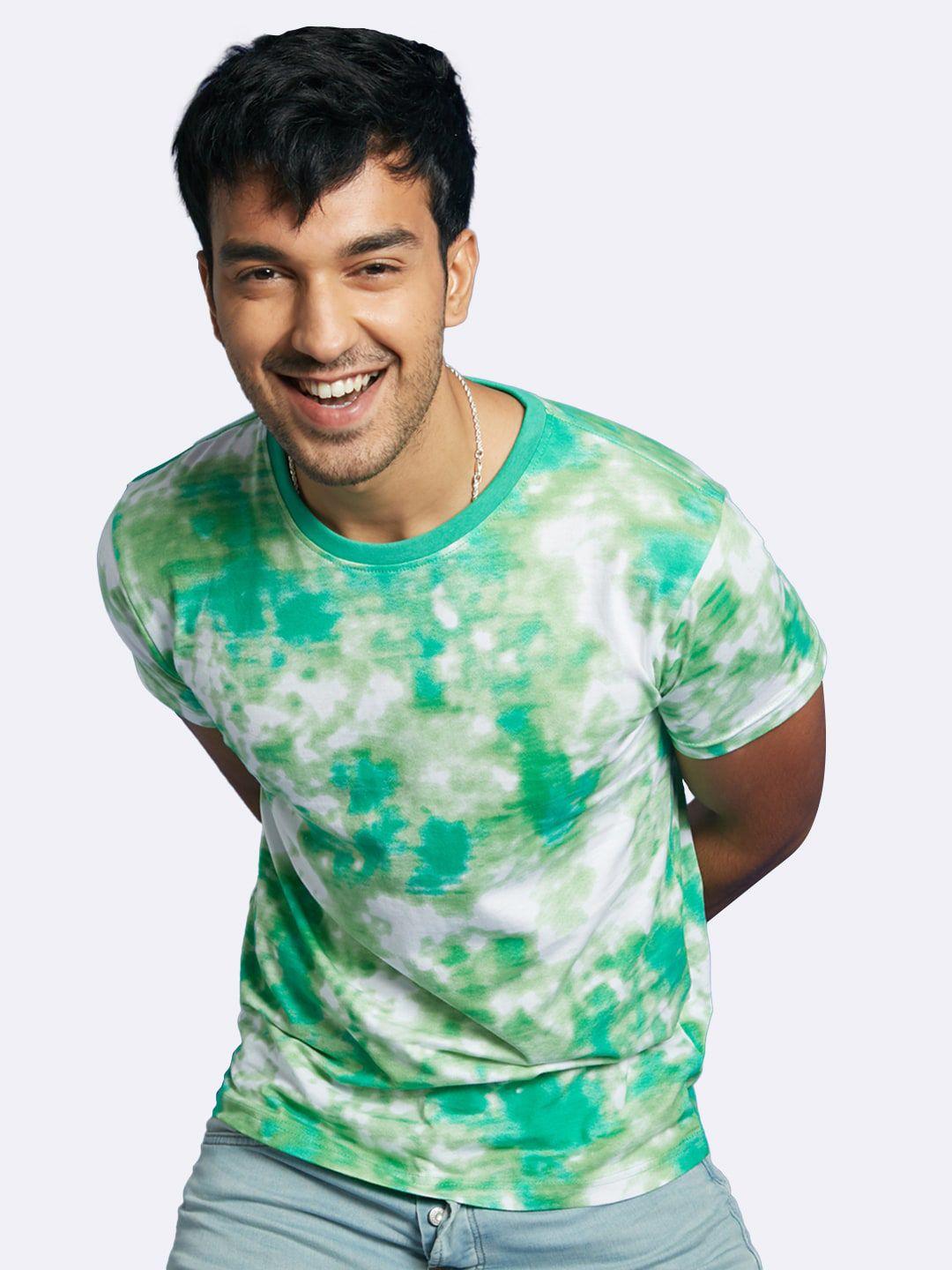 bewakoof men green & white printed cotton t-shirt