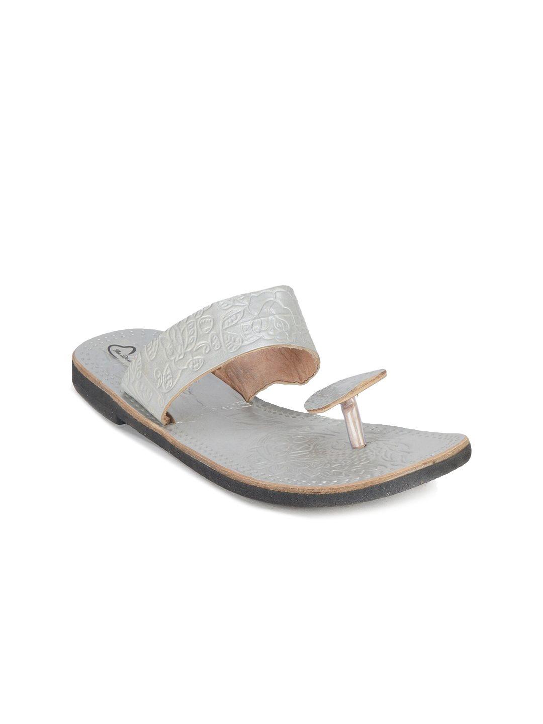 the desi dulhan women silver-toned textured kolhapuri one toe flats