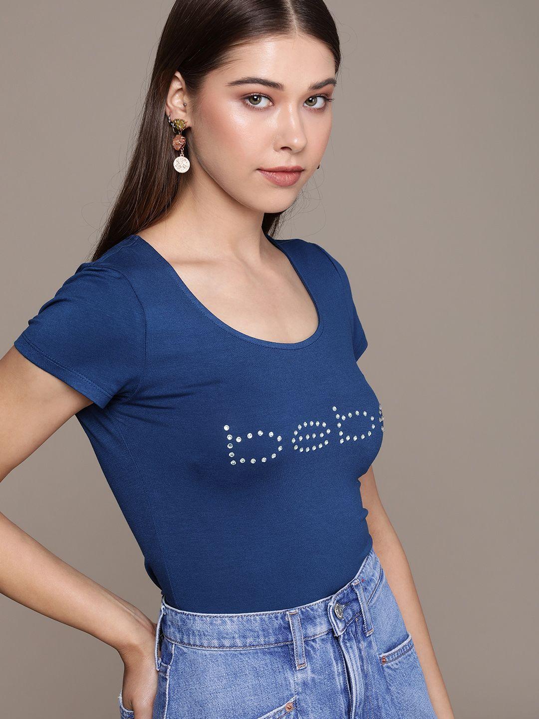 bebe women daylight blue essential embellished t-shirt