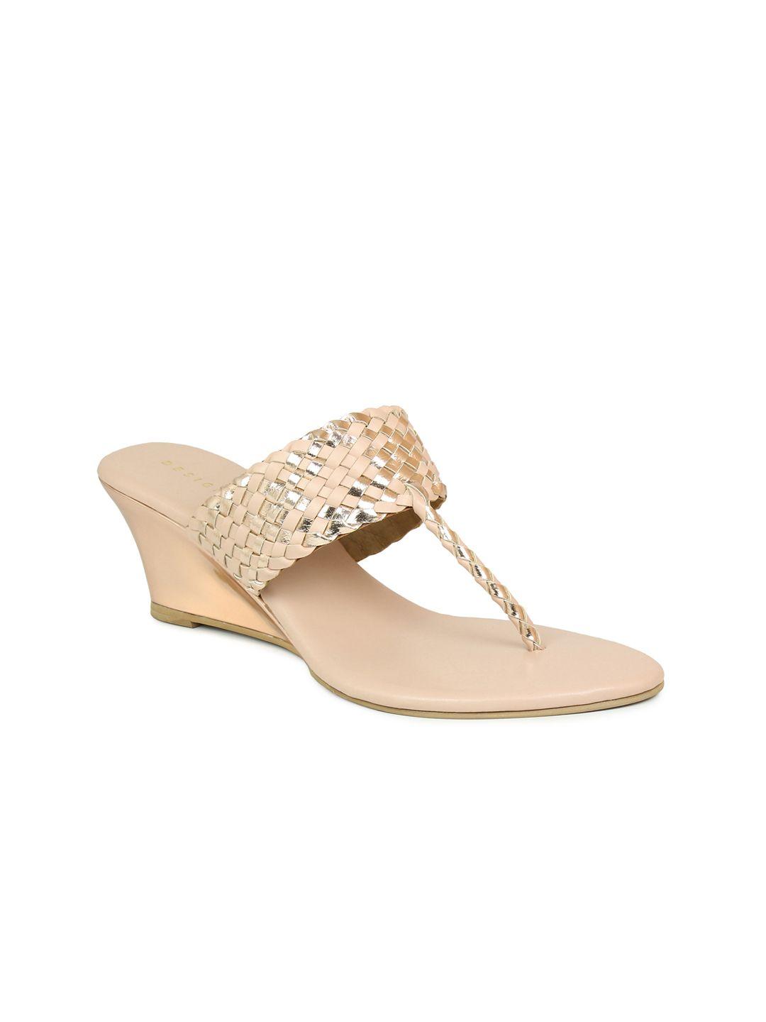 design crew women peach-coloured & gold-toned wedge heels