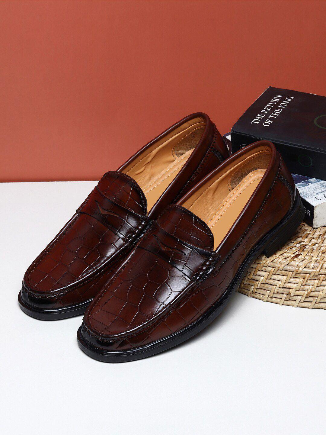 apsis men brown textured loafers