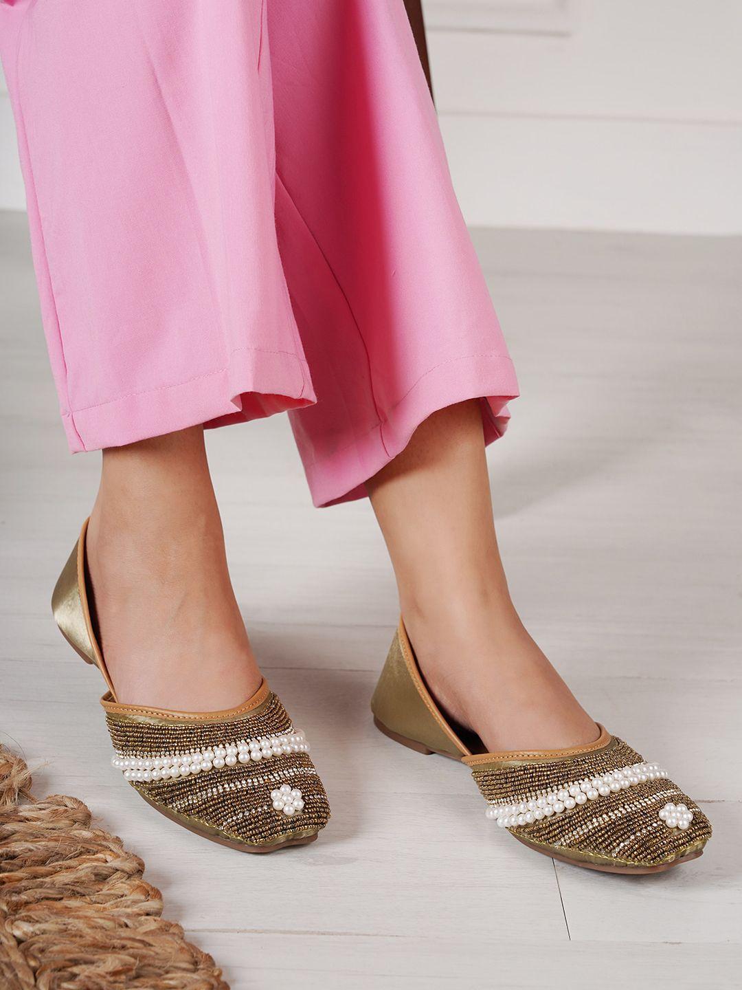 shezone women gold-toned & white embellished ethnic mojaris flats