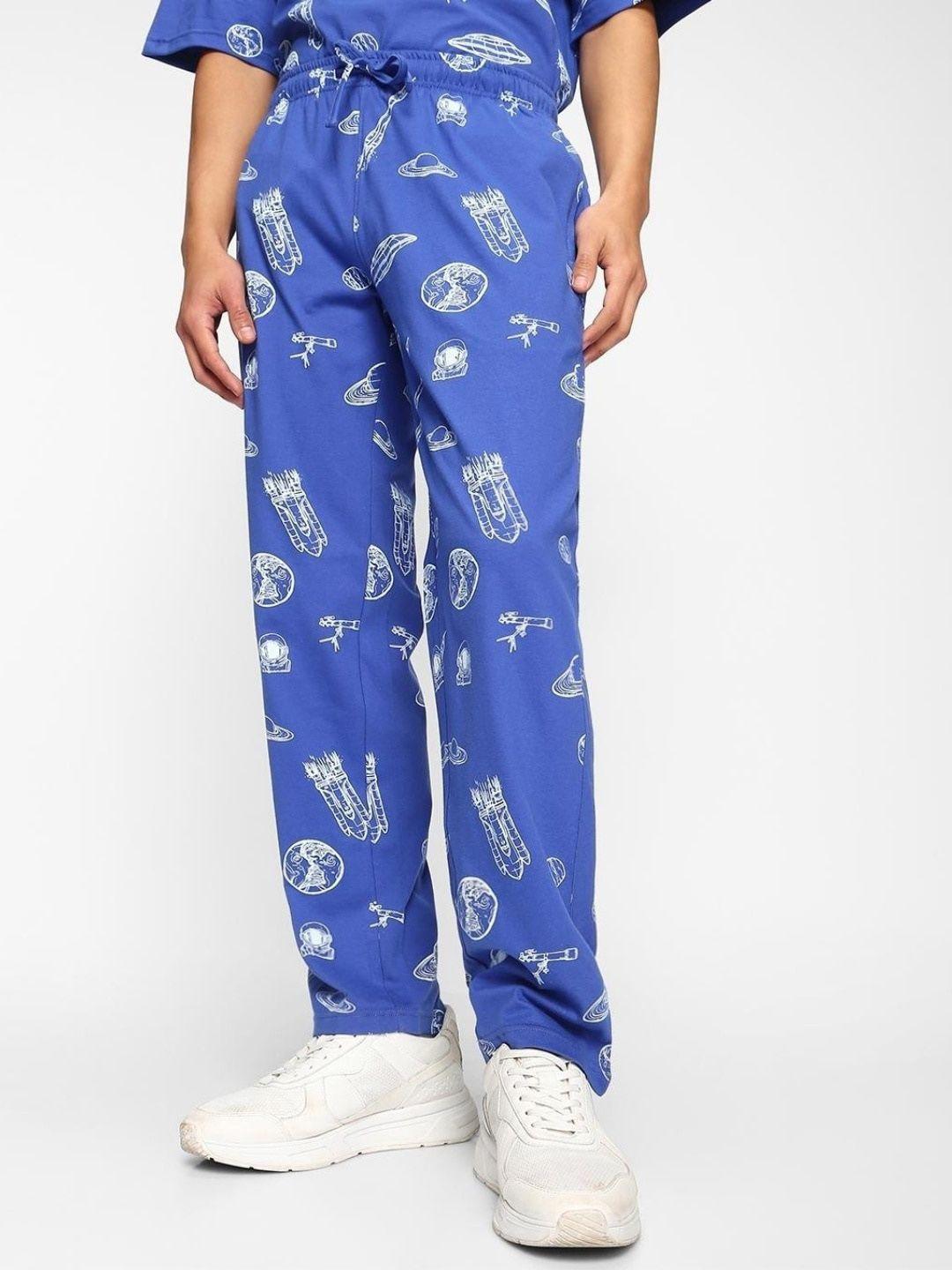 bewakoof men conversational printed pure cotton trousers