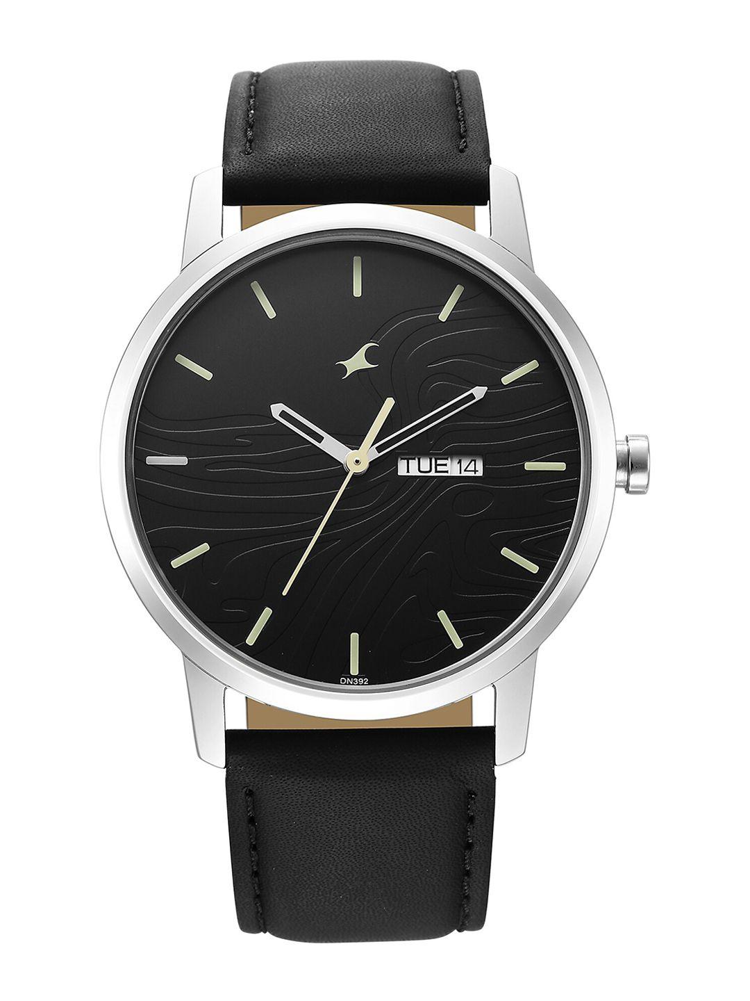 fastrack men textured round dial & leather straps analogue watch- 3295sl01