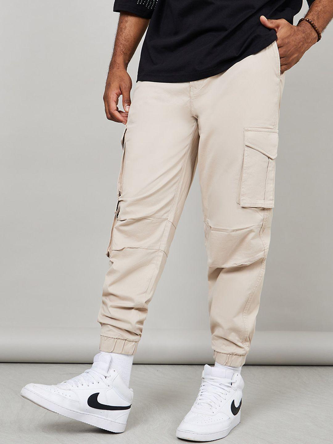 styli men solid relaxed tapered fit mid-rise cargo style joggers