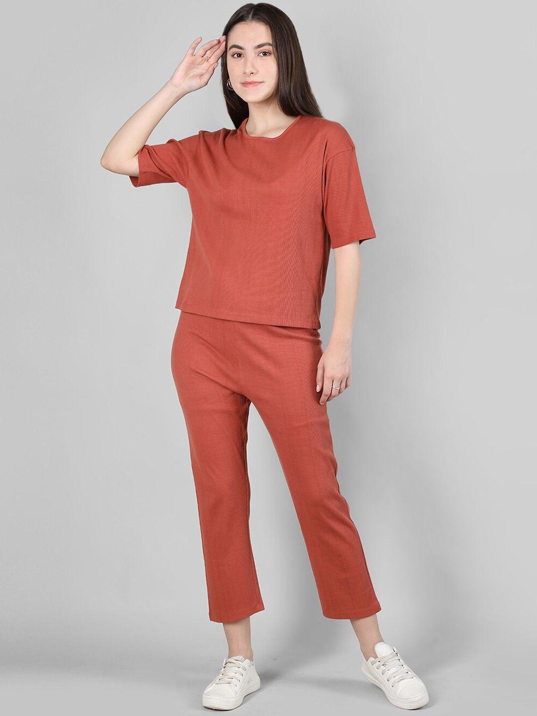 chkokko round neck t-shirt with trousers