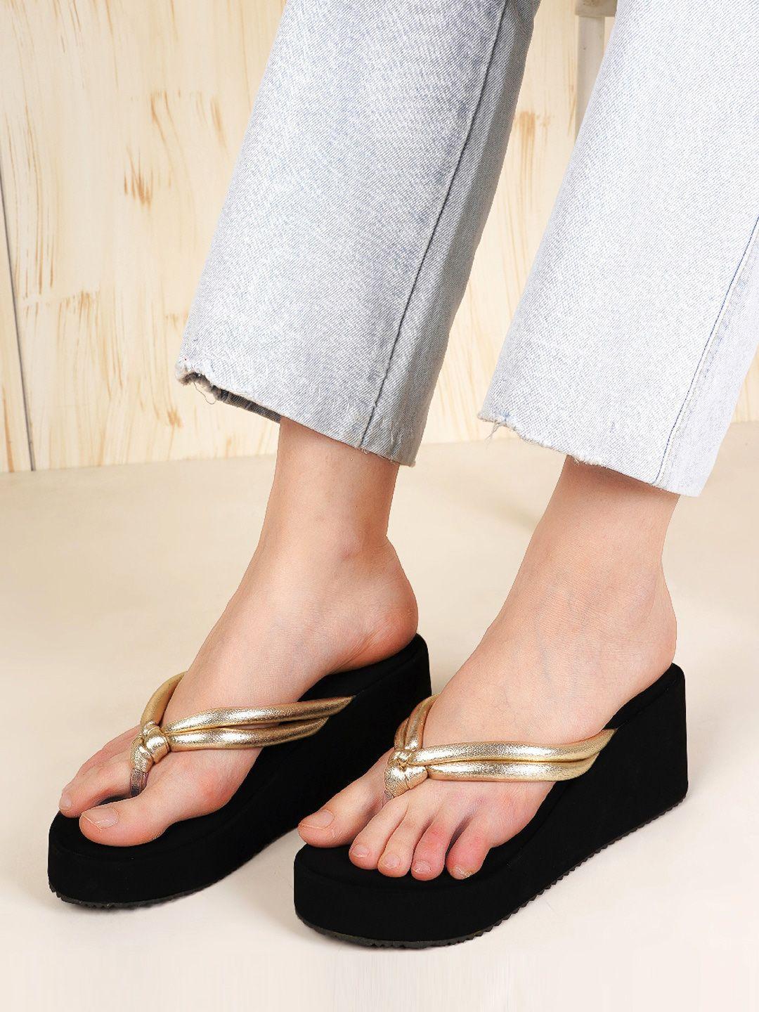 dressberry gold-toned & black thong strap flatform heels