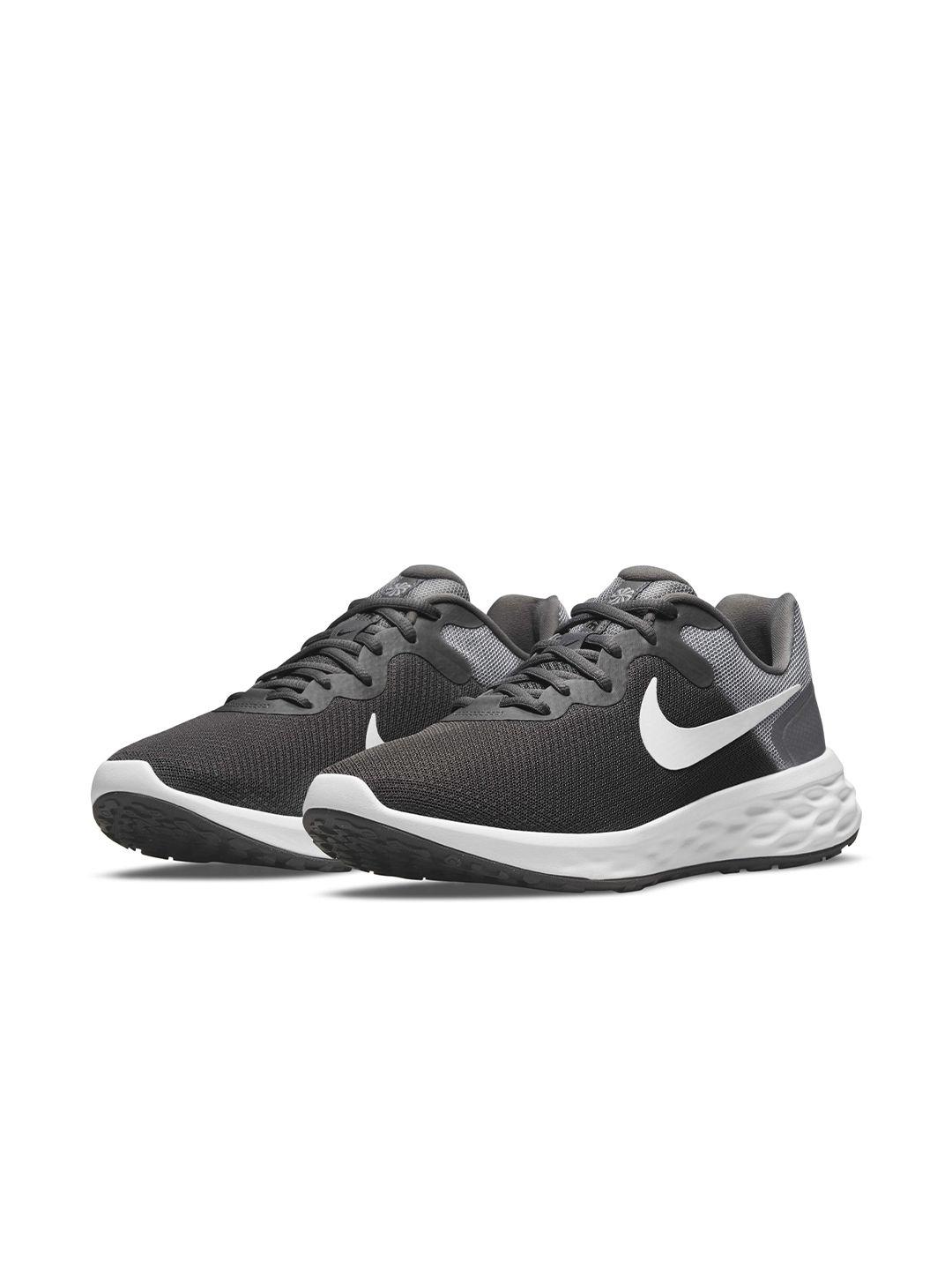 nike men textured road running sports shoes