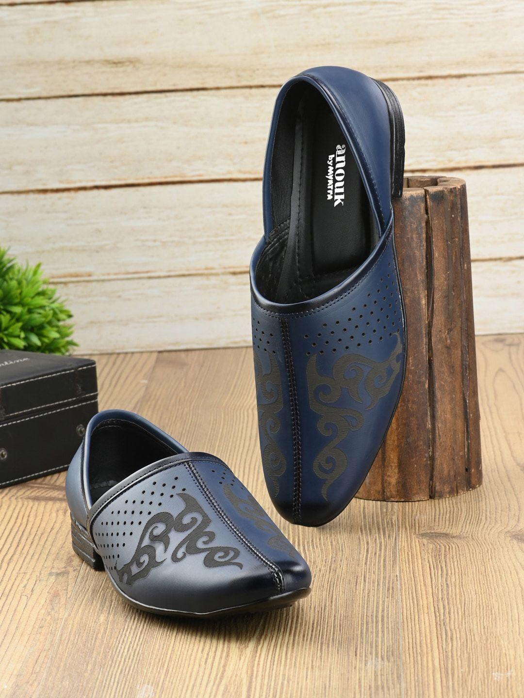 anouk men navy blue & black perforated antibacterial lightweight mojaris