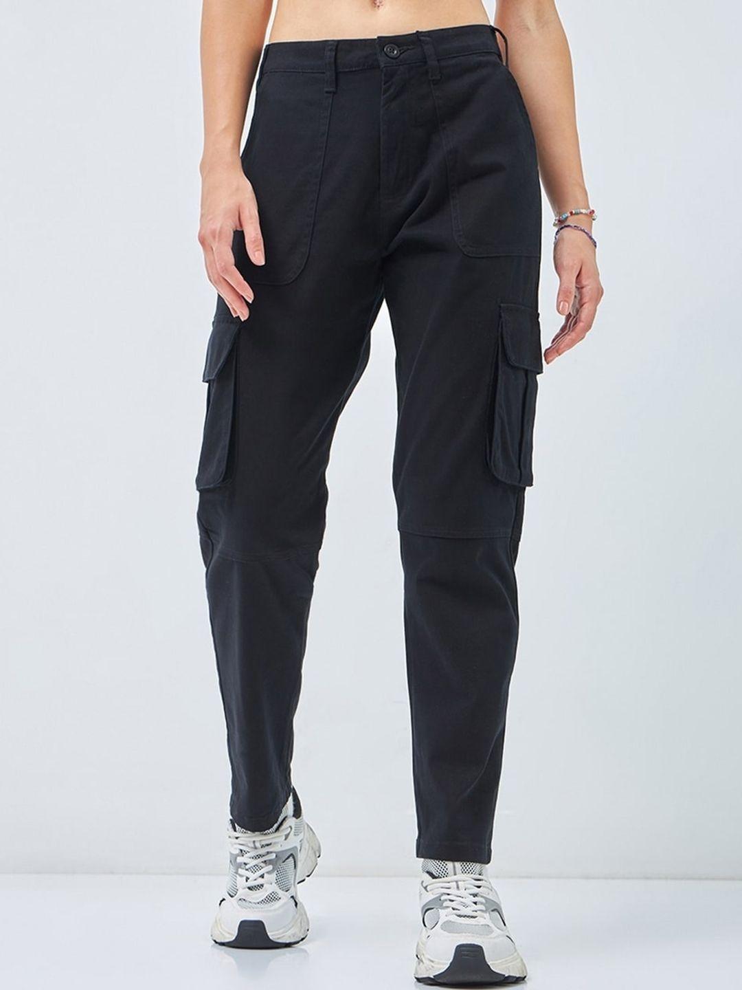 bewakoof women black cargos trousers