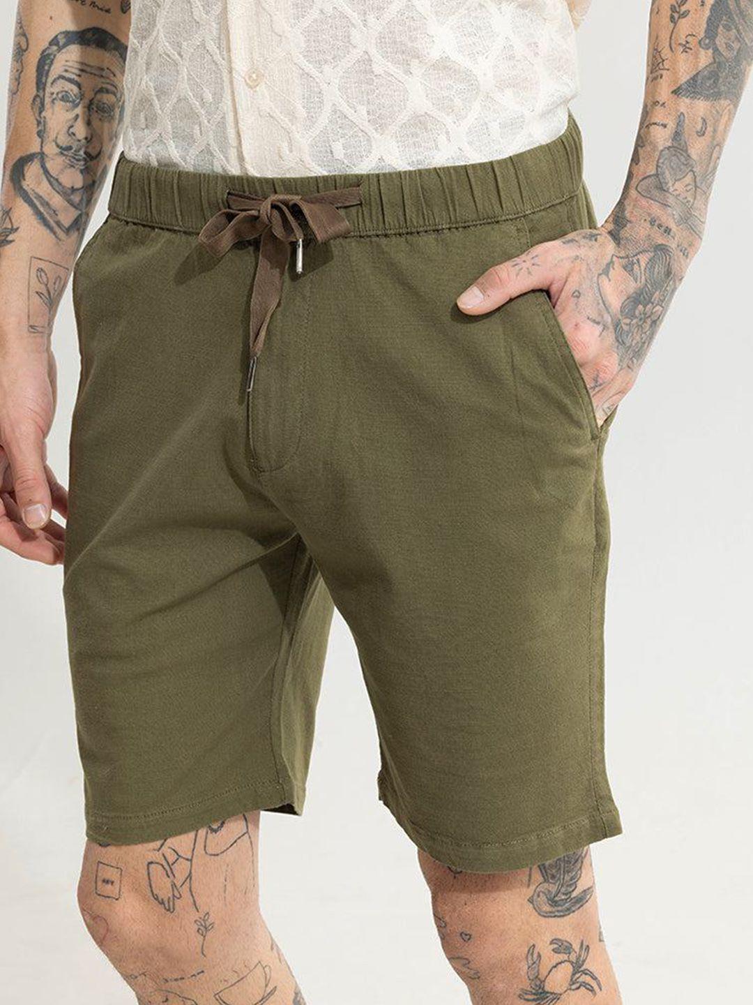 snitch men green mid-rise slim fit linen shorts