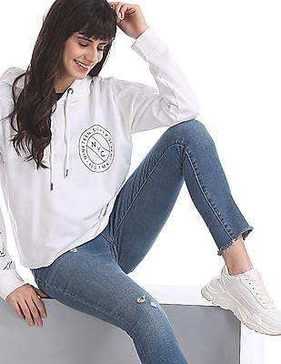 white drawstring hood brand print sweatshirt