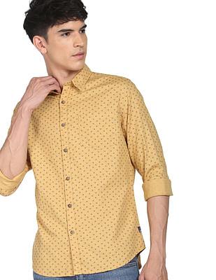 men mustard herringbone weave motif print casual shirt