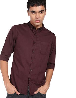 men maroon button down collar twill weave casual shirt