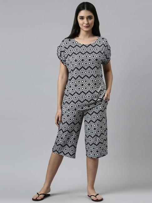 enamor black printed t-shirt capris set