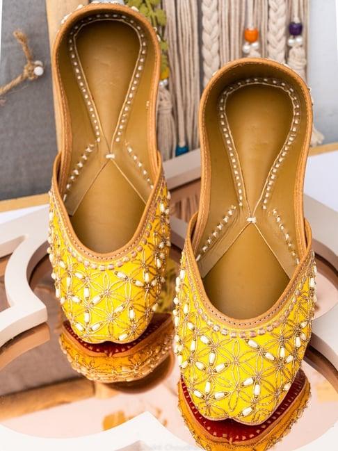 nr by nidhi rathi women's yellow ethnic juttis