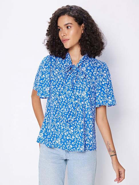 cover story blue floral print top