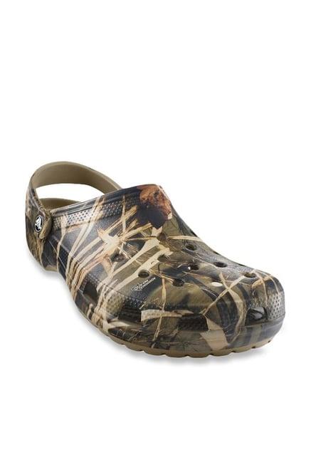 crocs unisex classic realtree khaki & navy back strap clogs