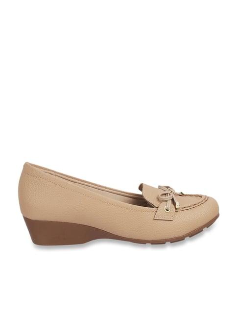 modare women's beige wedge pumps