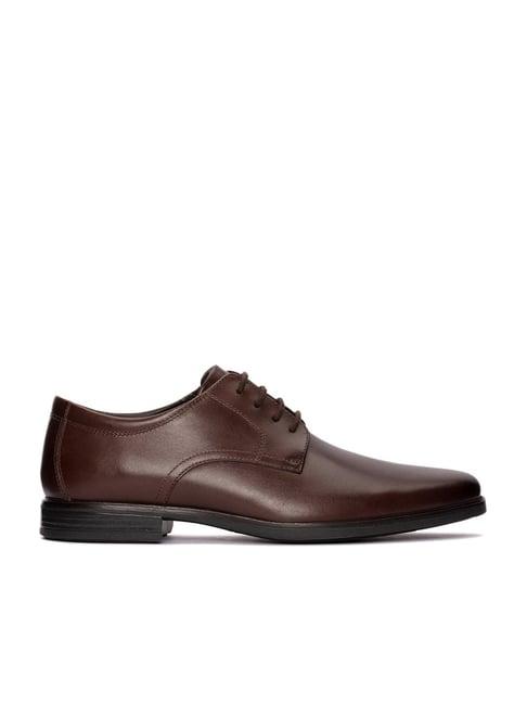 clarks men's howard walk brown derby shoes