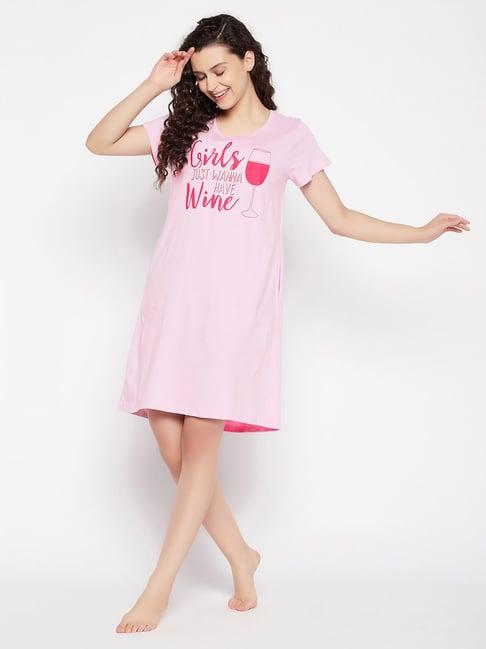 clovia pink cotton graphic print night dress