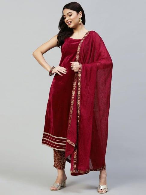 skylee maroon kurta pant set with dupatta