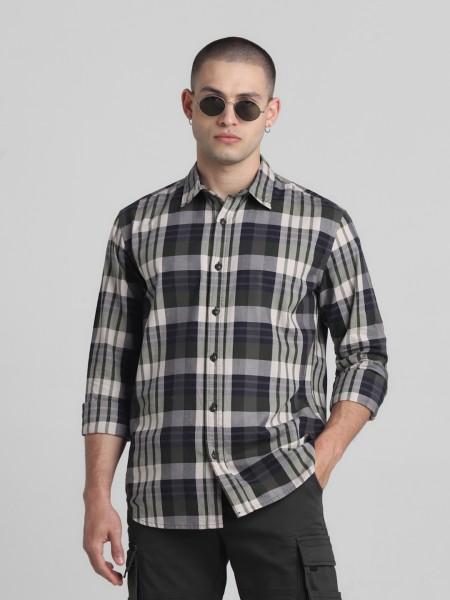 men regular fit checkered spread collar casual shirt