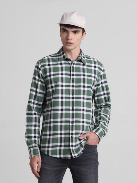 men regular fit checkered spread collar casual shirt