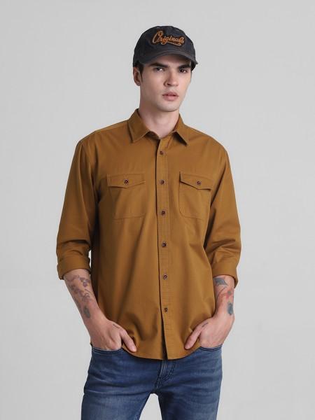 men regular fit solid spread collar casual shirt